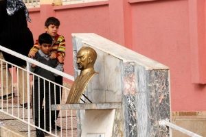 Atat&uuml;rk b&uuml;st&uuml;ne &ccedil;irken saldırı