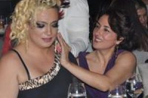 G&ouml;zyaşlarını elleriyle sildi...