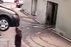 Aracın altında kalmaktan son anda kurtuldu