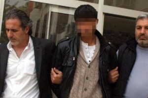Annesini d&ouml;ven ağabeyini &ouml;ld&uuml;rd&uuml;