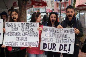 T&uuml;rkiye kadına şiddete "hayır" dedi
