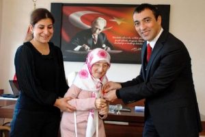 Engelli Emine'yi hayata bağladı, yılın &ouml;ğretmeni oldu