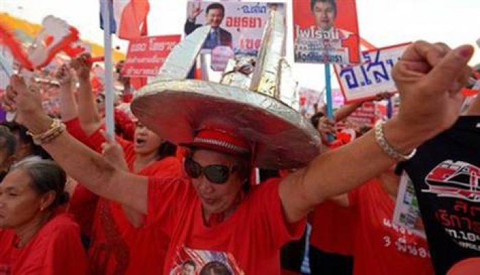 Tayland'da 'kırmızı g&ouml;mlekli' isyanı