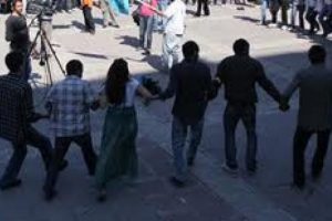 Halay &ccedil;ekerek sınırı ge&ccedil;meye &ccedil;alıştılar