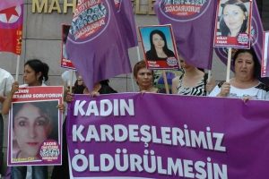 Kadın cinayeti davasında kadın protestosu