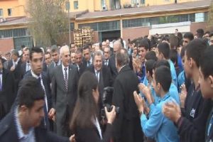 Protokol kırmızı halıda y&uuml;r&uuml;d&uuml;, &ouml;ğrenciler alkışladı