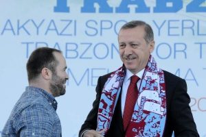 Erdoğan'a kaşkol takan trib&uuml;n lideri 1 yıl yasaklı &ccedil;ıktı