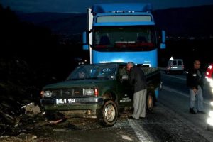 Kamyonet TIR'a &ccedil;arptı