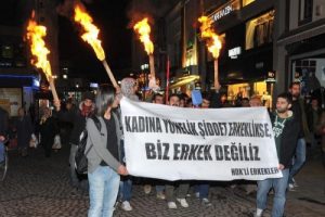 &Ouml;nl&uuml;k giyerek kadınlar i&ccedil;in meşalelerle y&uuml;r&uuml;d&uuml;ler