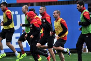 Semih ve Sneijder takımla birlikte &ccedil;alıştı