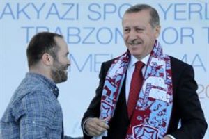 Erdoğan'a kaşkol veren yasaklı &ccedil;ıktı!