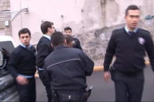 Polisten basın mensuplarına tepki