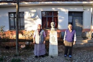 Evleri yanınca kullanılmayan okula yerleştirildiler