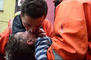 İtfaiyecinin nefesiyle hayat buldu
