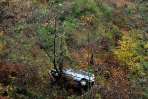 Otomobil u&ccedil;uruma yuvarlandı