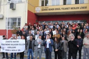 &Ouml;ğretmene saldırı protesto edildi