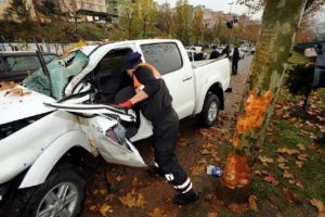 Yoldan &ccedil;ıkan ara&ccedil; ağaca &ccedil;arptı