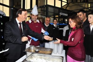 &Ouml;zgen Keskin'den personele aşure