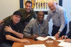 Kobe 2 yıl daha Lakers'ta