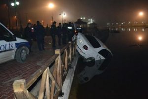 Eşinden direksiyon dersi alırken g&ouml;lete u&ccedil;tu