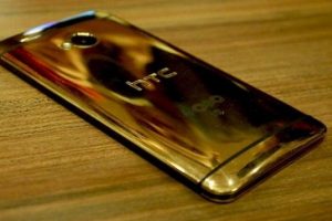HTC'den altın sarısı telefon
