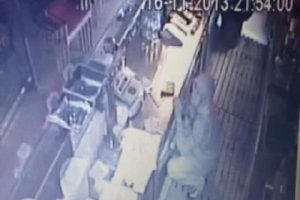 &Ouml;nce kameraya sonra polise yakalandılar