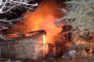 Yazlık evde &ccedil;ıkan yangın bir evi k&uuml;le &ccedil;evirdi