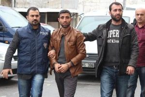 Eşinin boğazını kesti,sonra polisi aradı!