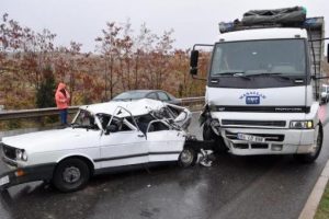 Kamyon otomobille &ccedil;arpıştı: 4 yaralı