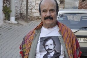 Gen&ccedil;lik fotoğrafını tiş&ouml;rt&uuml;nde taşıyor