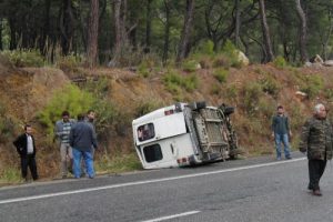 Servis minib&uuml;s&uuml; devrildi
