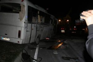İş&ccedil;i servisi kamyona &ccedil;arptı
