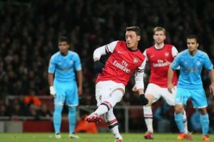 Mesut &Ouml;zil penaltı ka&ccedil;ırdı