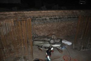 Otomobil kavşak inşaatına u&ccedil;tu