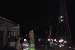 Elektrik direğinden kablo &ccedil;almak isterken...