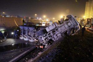 TIR şof&ouml;r&uuml; yan yatan ara&ccedil;ta sıkıştı