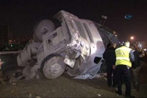 Hafriyat y&uuml;kl&uuml; kamyon devrildi