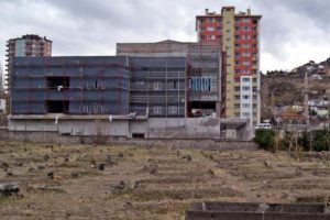Cemevi,Ermeni mezarlığı ve cami yan yana