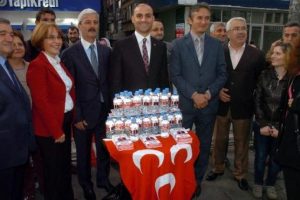 Suda y&uuml;zde 50 indirimi bedava su dağıtarak duyurdu