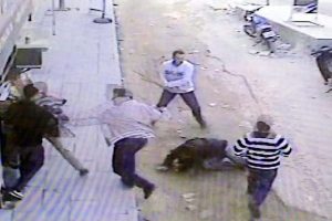 Uzman &ccedil;avuşa otoparkta dayak!