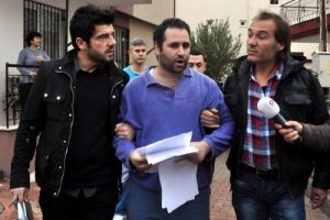Yemek yapmayan annesini sırtından bı&ccedil;akladı