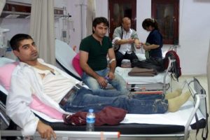 Yolcu otob&uuml;s&uuml; devrildi: 15 yaralı
