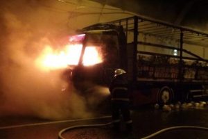 Bolu Dağı T&uuml;neli'nde TIR alev alev yandı