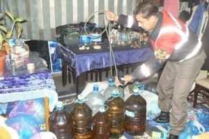 Bursa'da ka&ccedil;ak 1 ton şarap, 750 litre rakı yakalandı!