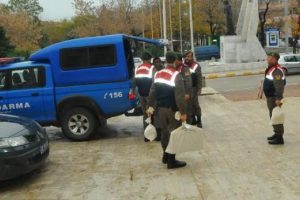 Tablo ve bavula 5 kilo eroin saklamışlar