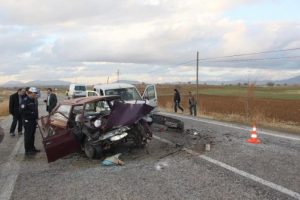 Karşı y&ouml;nden gelen araca &ccedil;arptı: 2 &ouml;l&uuml; 2 yaralı