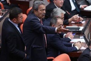 Kamer Gen&ccedil; TBMM'ye geldi tartışma &ccedil;ıktı