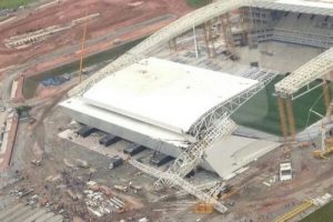 Brezilya'da stadın &ccedil;atısı &ccedil;&ouml;kt&uuml;!