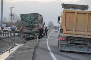 Emniyet şeridinde bekleyen otomobile TIR &ccedil;arptı
