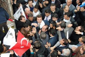 Erko&ccedil;'a davullu-zurnalı karşılama